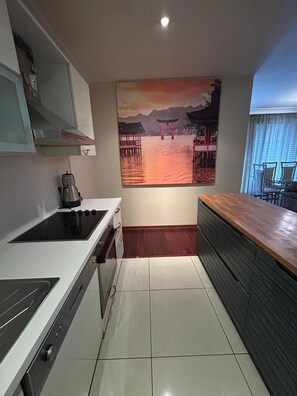 Deluxe Duplex, City View | Private kitchen