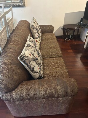 Deluxe Duplex, City View | Living area