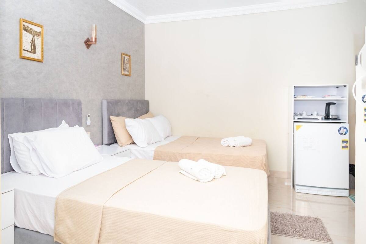 Habitación doble Deluxe, balcón, vista a la ciudad | Caja de seguridad en la habitación, cortinas blackout y insonorización