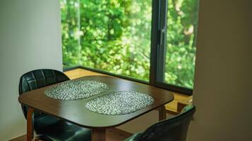 Minibar contenant certains articles gratuits, rideaux d’obscurcissement