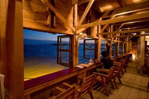 Cocina local, con vista al jardín 