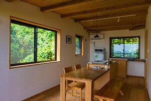 Frigorífico grande, microondas, placa de cocina y hervidor eléctrico