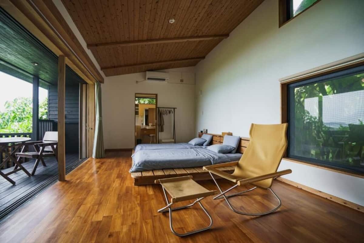 Artículos del minibar gratis y cortinas blackout