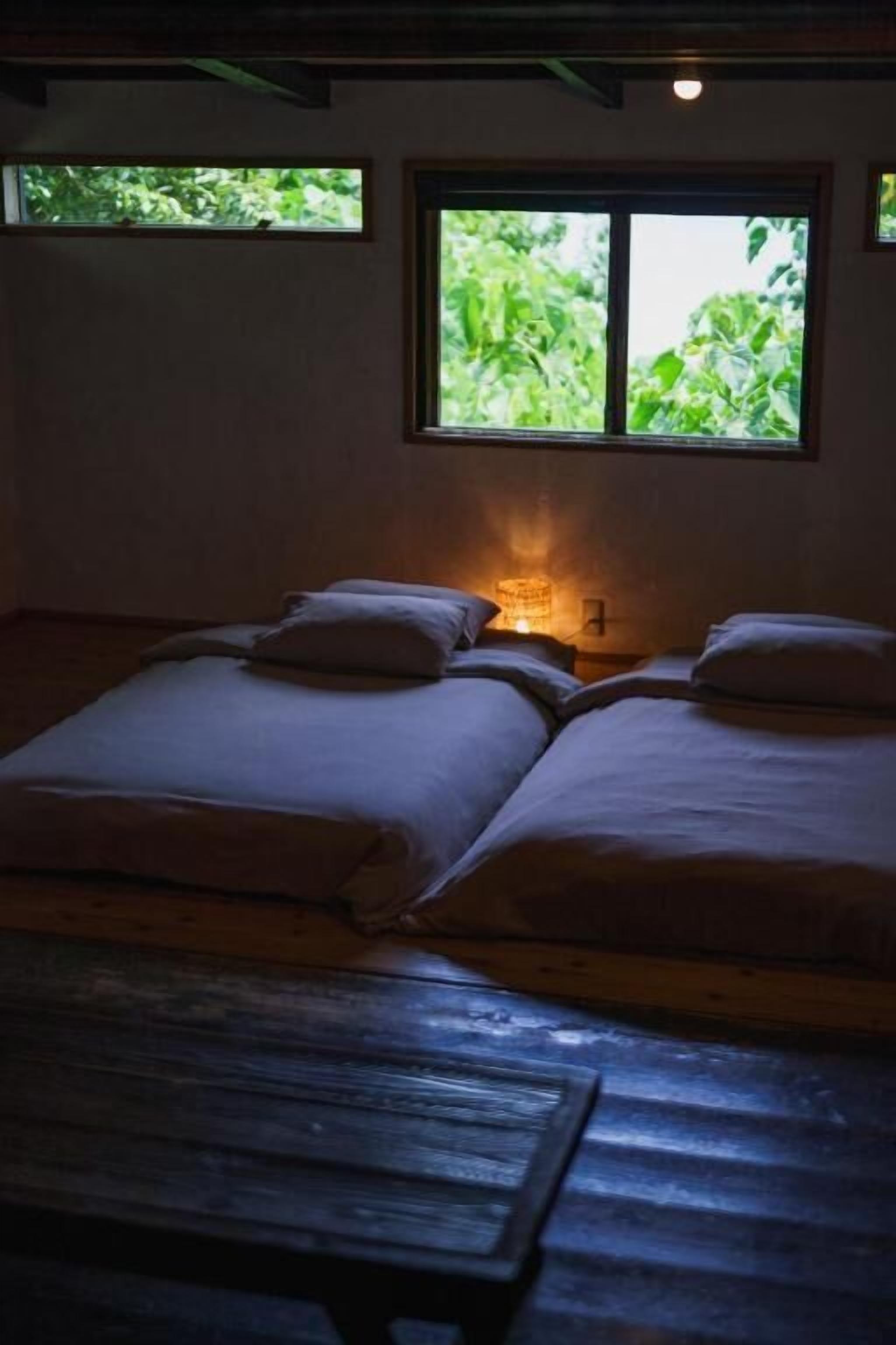 ミニバーのアイテム (無料)、遮光カーテン、アイロン / アイロン台、WiFi (無料)