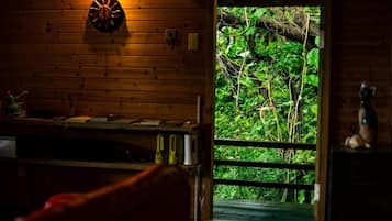 Minibarvarer (inkludert), blendingsgardiner og strykejern/-brett