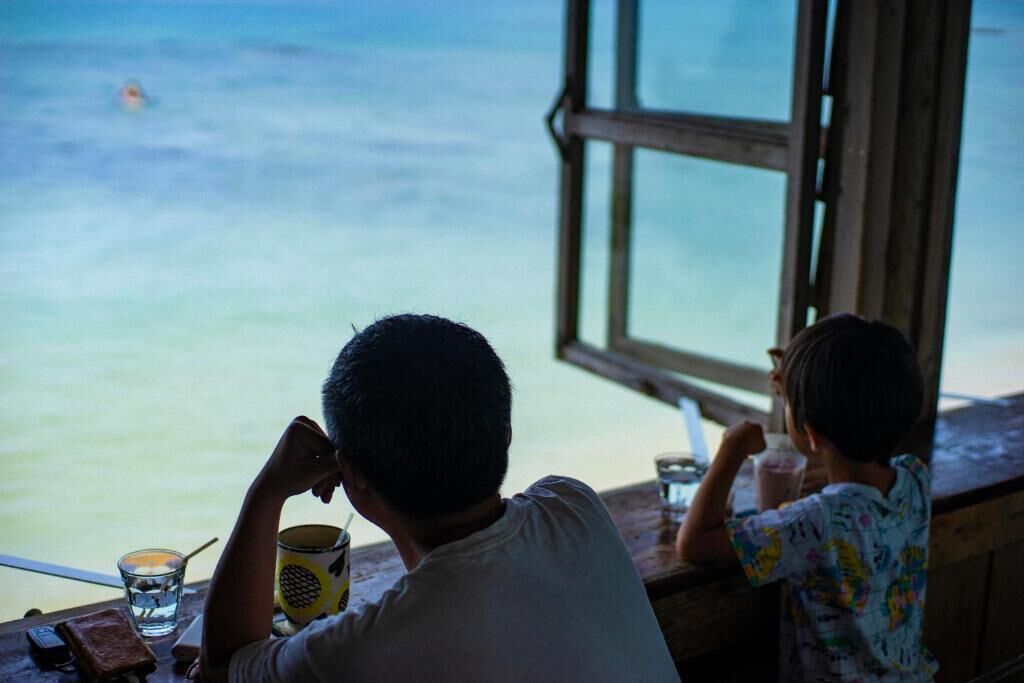 Lokale Küche, Blick auf den Garten 
