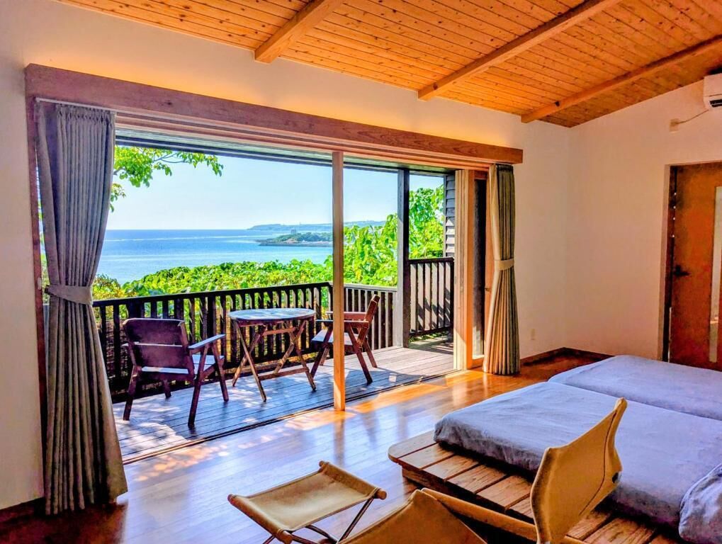 Minibar (mit einigen kostenlosen Artikeln), Verdunkelungsvorhänge