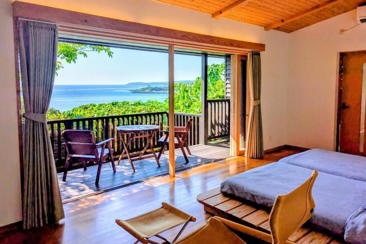 Minibar (mit einigen kostenlosen Artikeln), Verdunkelungsvorhänge