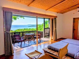 Frigobar (abastecido com alguns itens grátis), cortinas blackout