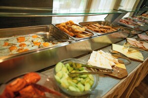 Dining - Comfortable long-term accommodation with free wellness access. (Razlog)