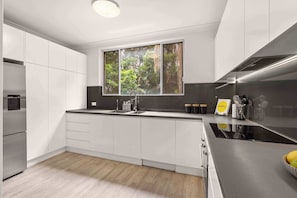 Fridge, microwave, oven, stovetop - Beachside Gem on Curlewis Street (Bondi Beach)