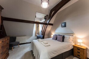 Tabla de planchar con plancha, wifi y ropa de cama 