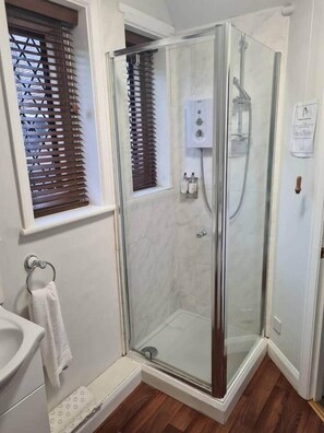 Secador de pelo, toallas, jabón, shampoo