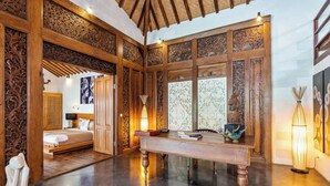 Une chambre de style traditionnel, avec un lit, des meubles en bois et des éléments décoratifs.