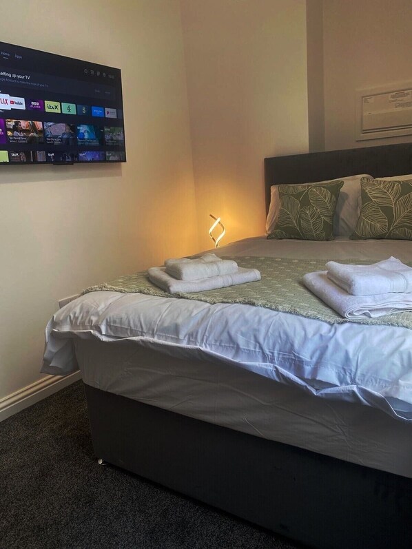 Iron/ironing board, WiFi, bed sheets - Number 2, 8 Clifton Terrace (Douglas)