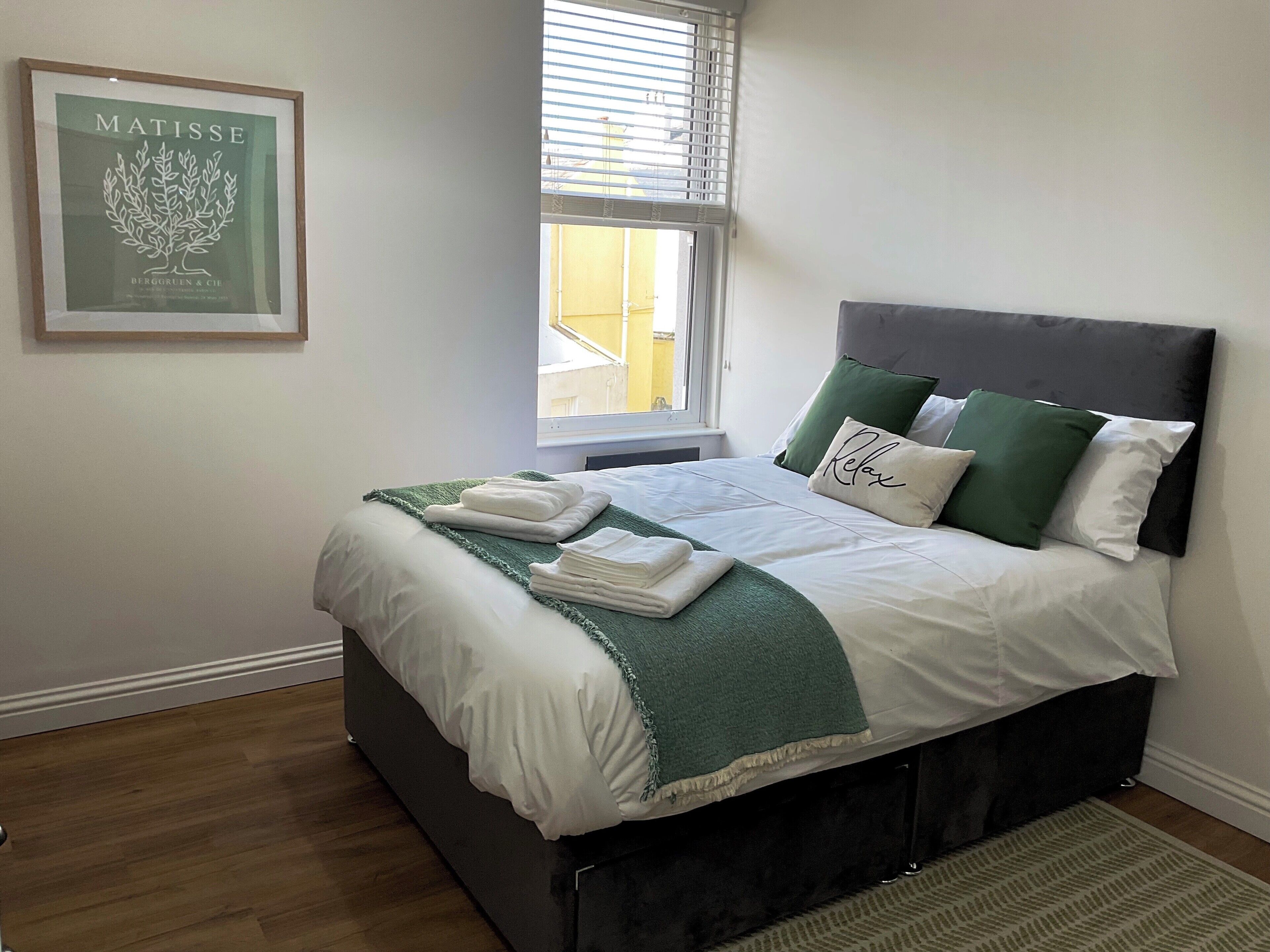 Iron/ironing board, WiFi, bed sheets