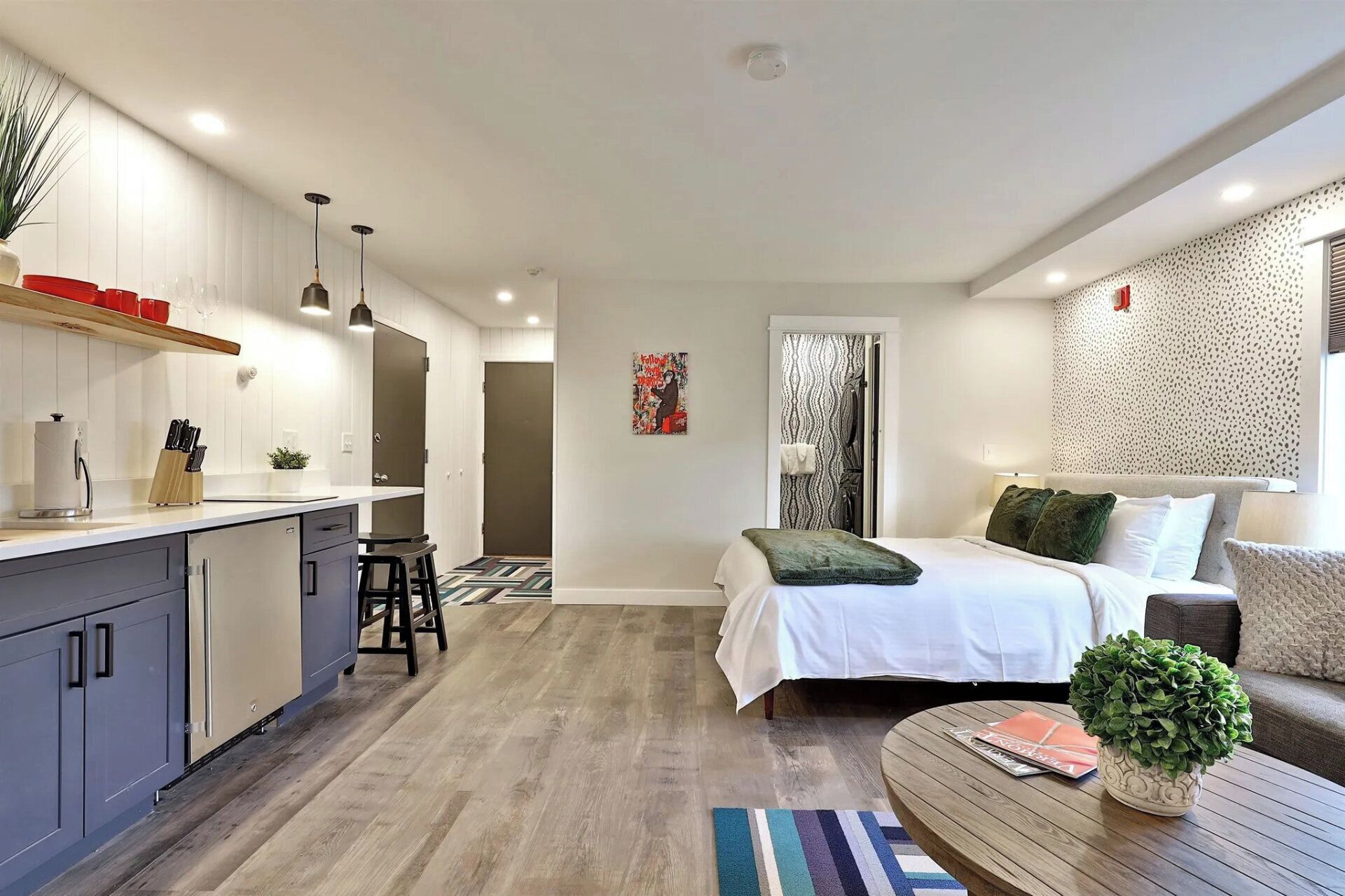 Escritorio, wifi gratis y ropa de cama 