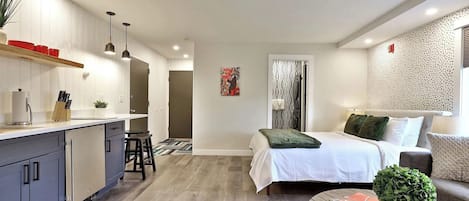 Escritorio, wifi gratis y ropa de cama