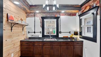 Studio | Bathroom | Towels, shampoo