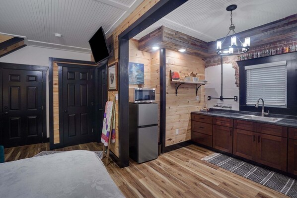 Studio - Rustic Ky Retreat, Columbia House Unit B Apts (Somerset)