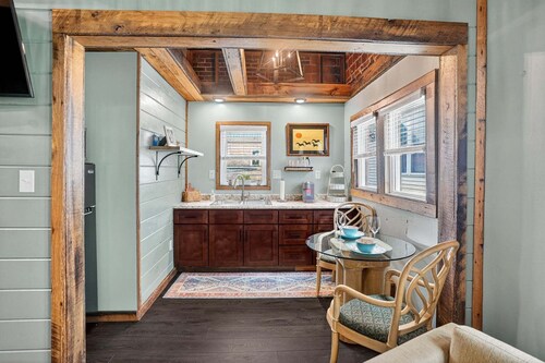 Stylish Retro Stay, Columbia House Unit D 1 Bedroom Apts