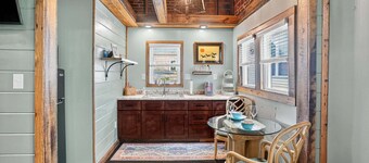 Stylish Retro Stay, Columbia House Unit D 1 Bedroom Apts