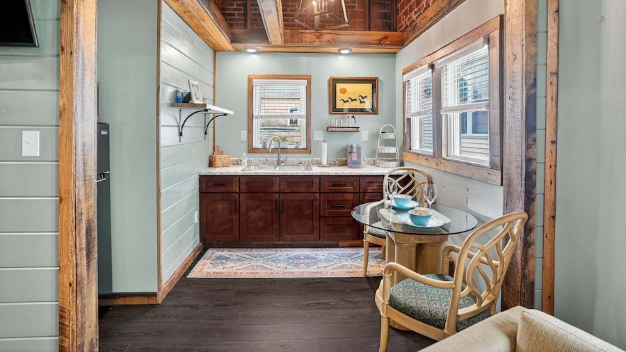 Stylish Retro Stay, Columbia House Unit D 1 Bedroom Apts