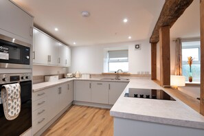 Kühlschrank, Mikrowelle, Ofen, Geschirrspüler