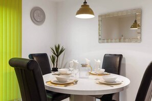 Dining - The Ford - One Bed Apt (Chelmsford)