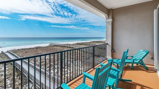 Un balcone con vista sulla spiaggia e sull'oceano.