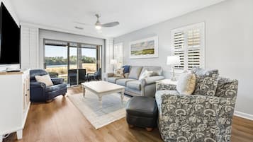 Condo, 3 Bedrooms | Living area