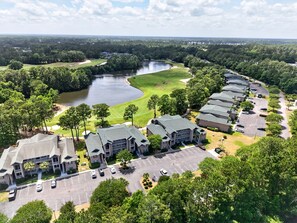 Zona residencial con campo de golf, lago y estacionamiento.