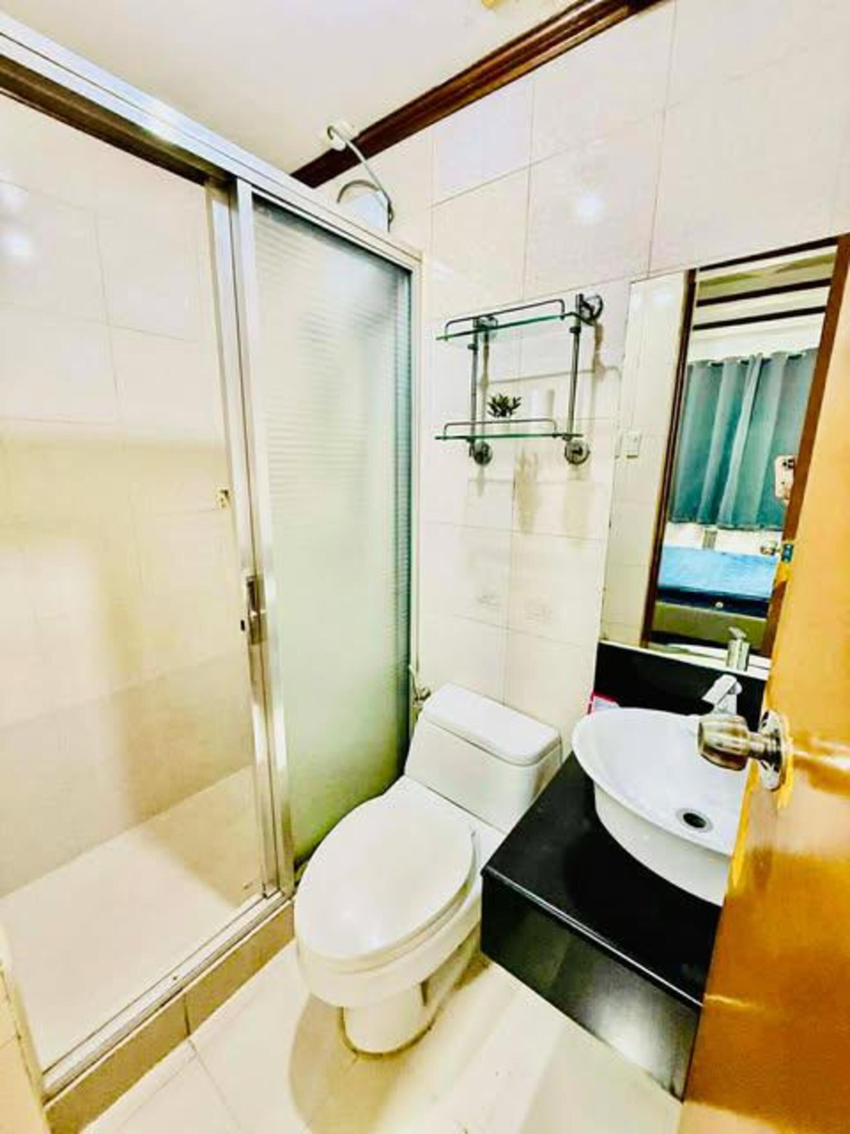 Ducha, artículos de tocador gratuitos, bidet, toallas