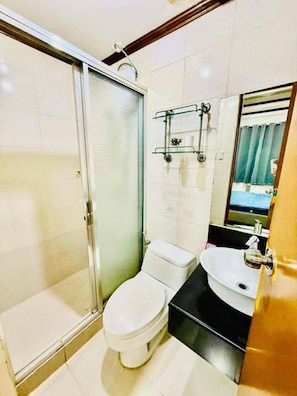 Ducha, artículos de tocador gratuitos, bidet, toallas