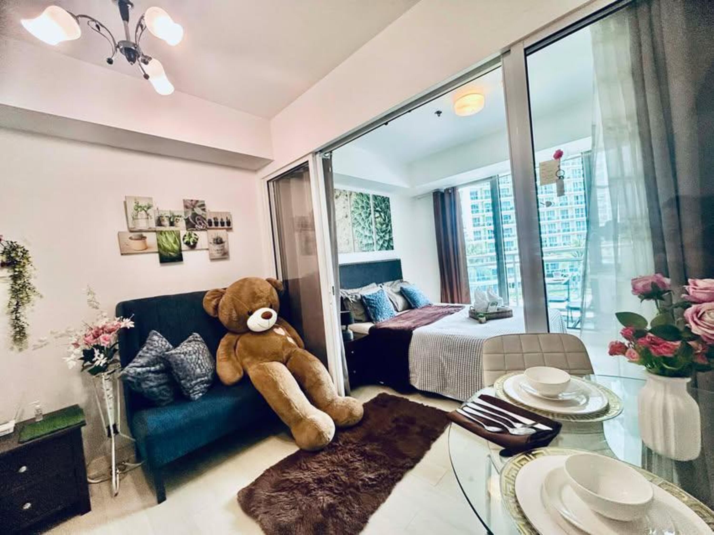 Comfort Condo, 1 Bedroom, Balcony | In-room dining