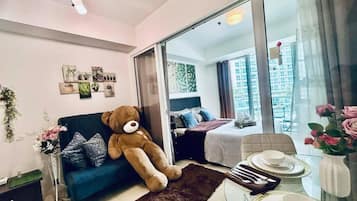 Comfort Condo, 1 Bedroom, Balcony | In-room dining