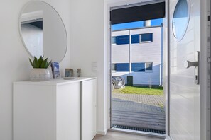 Interior - Holiday Home 'Meeresbrise' with Lake View, Private Terrace and Wi-Fi (Butjadingen)