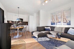 TV, fireplace - Holiday Home 'Meeresbrise' with Lake View, Private Terrace and Wi-Fi (Butjadingen)
