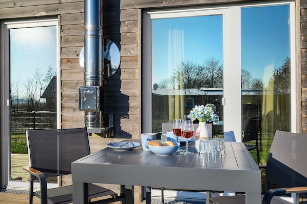 Outdoor dining - Holiday Home 'Meeresbrise' with Lake View, Private Terrace and Wi-Fi (Butjadingen)