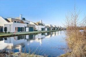 Exterior - Holiday Home 'Meeresbrise' with Lake View, Private Terrace and Wi-Fi (Butjadingen)