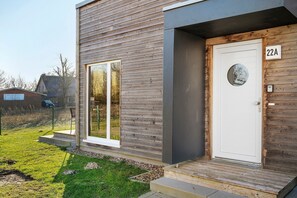 Exterior detail - Holiday Home 'Meeresbrise' with Lake View, Private Terrace and Wi-Fi (Butjadingen)