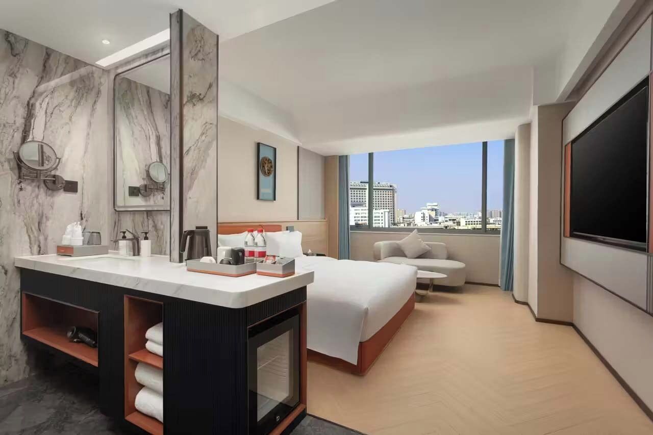 Quarto casal urbano, vista para a cidade | Escrivaninha, espaço de trabalho para notebook, Wi-Fi de cortesia