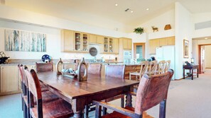 Dining - Expansive Home, Mountain Views, Vaulted Ceilings, Washer/Dryer, Gas Grill (Mammoth Lakes)
