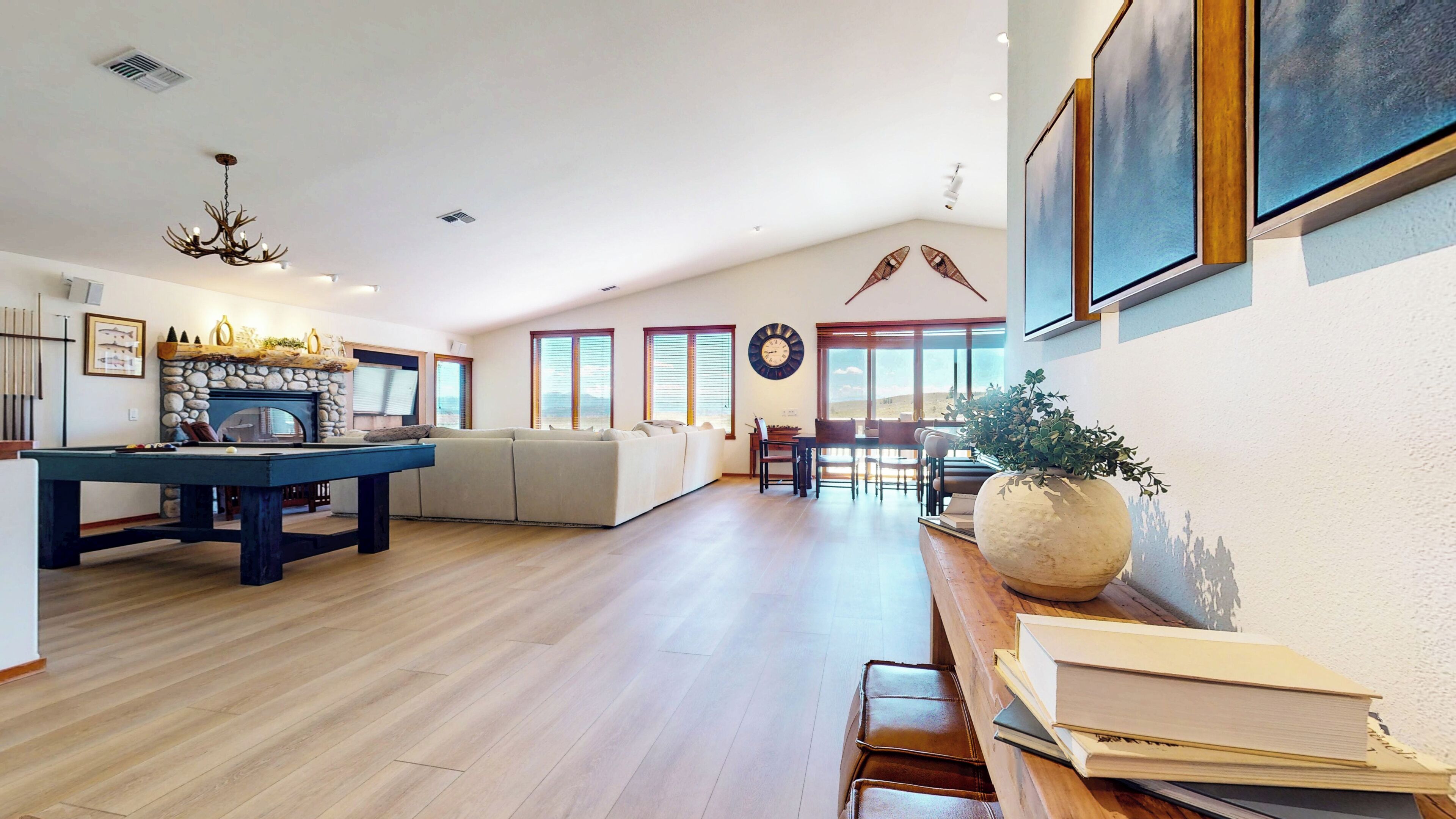 Expansive Home, Mountain Views, Vaulted Ceilings, Washer/dryer, Gas Grill - Mammoth Lakes, CA
