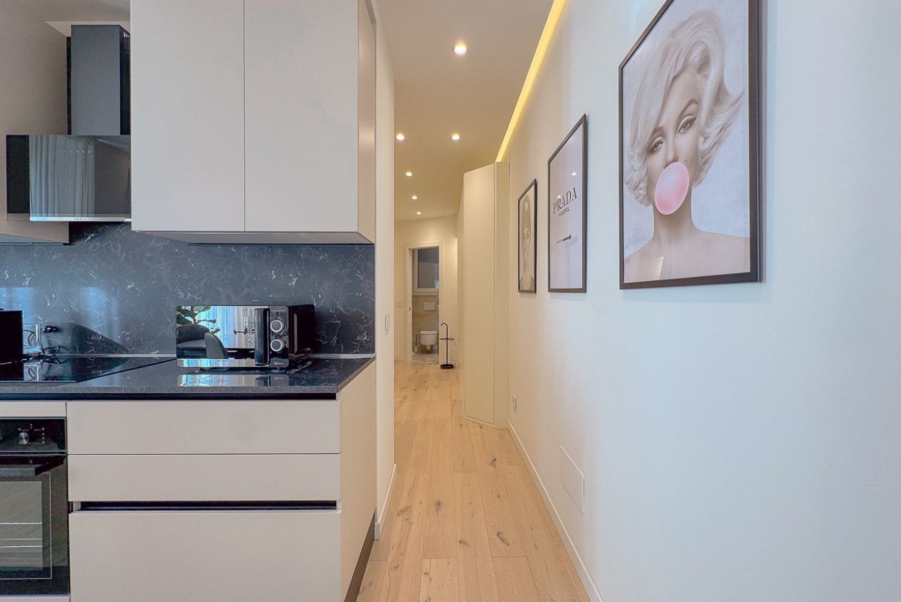 Jääkaappi, mikroaaltouuni, astianpesukone, leivänpaahdin