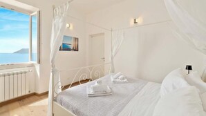2 bedrooms, iron/ironing board - Welcome to Oltremare, a beautiful residence with a breathtaking panoramic sea view for an unforgettable stay. Perfect for a romantic getaway, a family holiday or a relaxing break, Oltremare will welcome you with its modern and refined décor, designed to (Manarola)