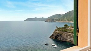 Interior - Welcome to Oltremare, a beautiful residence with a breathtaking panoramic sea view for an unforgettable stay. Perfect for a romantic getaway, a family holiday or a relaxing break, Oltremare will welcome you with its modern and refined décor, designed to (Manarola)