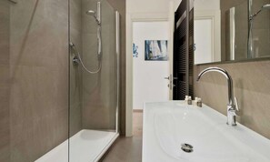 Dusche, Bidet, Shampoo