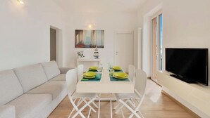 Dining - Welcome to Oltremare, a beautiful residence with a breathtaking panoramic sea view for an unforgettable stay. Perfect for a romantic getaway, a family holiday or a relaxing break, Oltremare will welcome you with its modern and refined décor, designed to (Manarola)