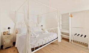 Iron/ironing board - Welcome to Oltremare, a beautiful residence with a breathtaking panoramic sea view for an unforgettable stay. Perfect for a romantic getaway, a family holiday or a relaxing break, Oltremare will welcome you with its modern and refined décor, designed to (Manarola)